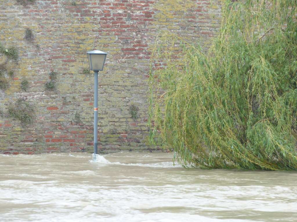Die Bayerische Staatsregierung hat ein Hilfspaket für Privatpersonen und Unternehmen geschnürt, die vom aktuellen Hochwasser betroffen sind.